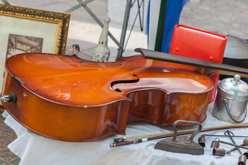 particular of a violin in a street market