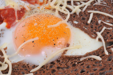 Oeuf et fromage sur galette de blé noir