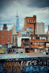 Plakaty  Graffiti i budynki miejskie w centrum Manhattanu.