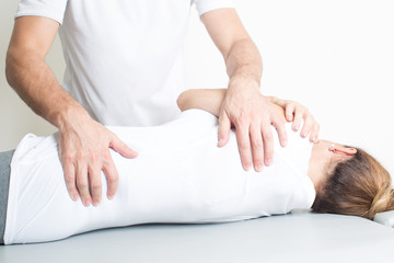 Dorsale Manipulation bei aelterer Patientin