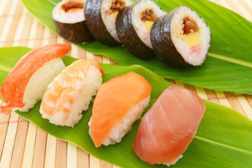 おいしそうなお寿司と太巻き