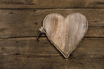 Holz Hintergrund mit Herz und Schlüssel zum Glück