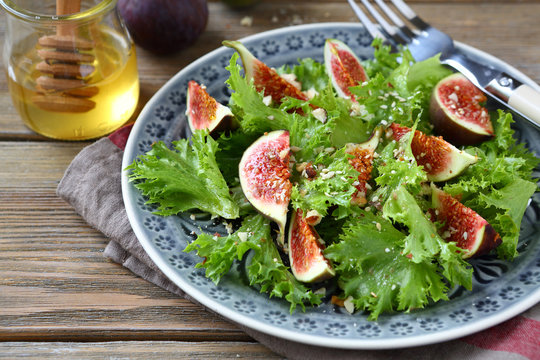 Light salad with figs, lettuce and honey