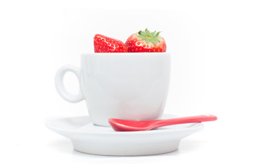 tasse de café remplie de fraises