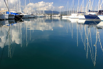 Yacht et bateau réflexions dans le port de plaisance