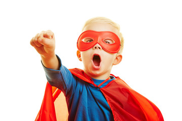Kind verkleidet sich als Superheld