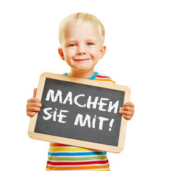Kind hält Tafel mit Machen sie mit!