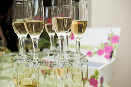 photo with heart of glasses of champagne on festive table