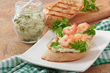 Bruschetta with a paste of green peas and shrimps