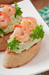 Bruschetta with a paste of green peas and shrimps
