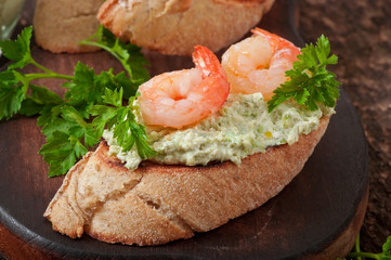 Bruschetta with a paste of green peas and shrimps