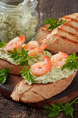 Bruschetta with a paste of green peas and shrimps