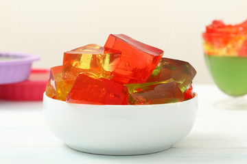 gelatina di frutta colorata a cubetti dessert