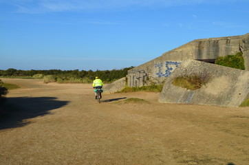 Cycliste devant un blockhaus - Sallenelles (Normandie)