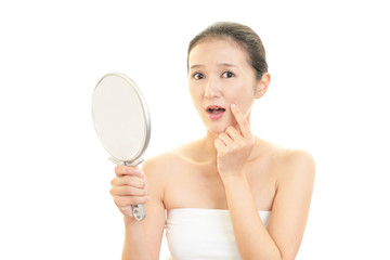 顔のシミを気にする女性