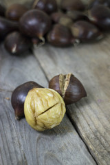 Castagna su tavolo di legno