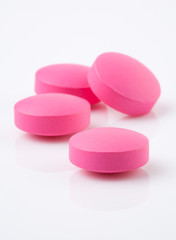 Obraz na płótnie Canvas Pink tablet pill on white background
