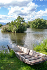 Epave de barque au bord de l'étang, Ingersheim, Alsace