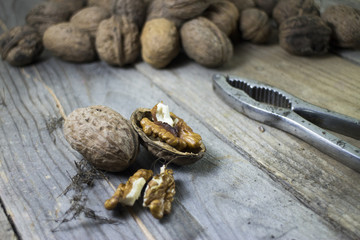 noci su tavolo di legno