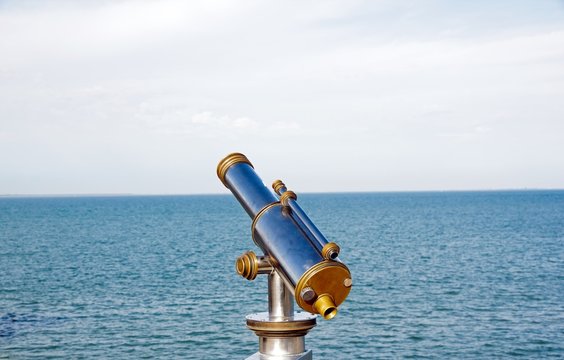 Longue vue point&eacute;e sur l'horizon