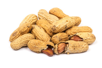 Erdnüsse auf weissem Hintergrund