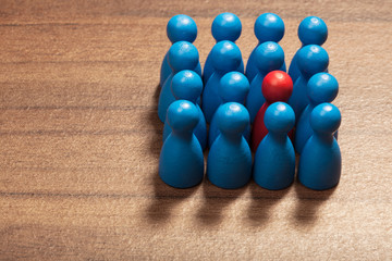 Anders als die Gruppe, Konzept Spielfiguren auf Holz