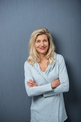 entspannte frau vor grauer wand