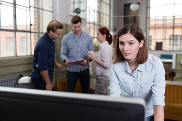 junges team arbeitet in fabrik-gebäude
