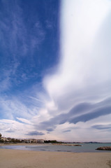 Wolkenband über dem Strand