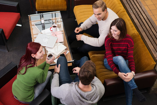 freunde treffen sich zu hause und reden