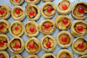 Development and production in a traditional pastry.