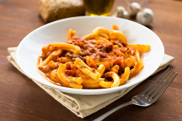 Strozzapreti con bacon, funghi e salsa di pomodoro