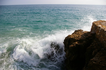 Wellen vor Felsen