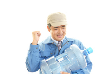 ボトルを運ぶ笑顔の男性