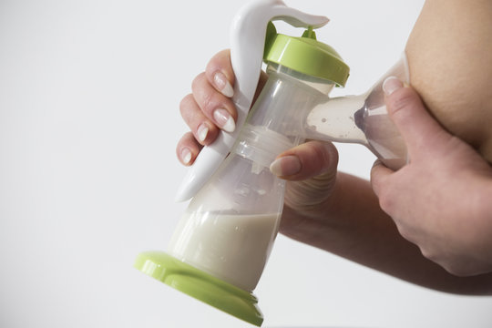 Muttermilch abpumpen mit Handmilchpumpe Stock Photo | Adobe Stock