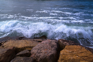 Brandung am Fels Stein