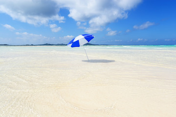 美しいビーチとパラソル