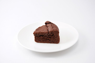 お皿にのせた チョコレート ケーキ ガトー ショコラ 白背景