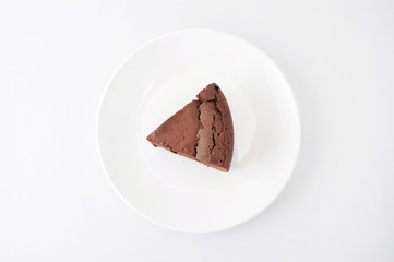 お皿にのせた チョコレート ケーキ ガトー ショコラ 白背景