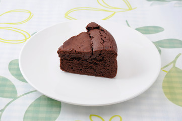 Fototapeta na wymiar お皿にのせた チョコレート ケーキ ガトー ショコラ テーブルクロス