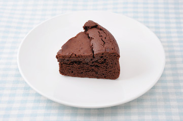 お皿にのせた チョコレート ケーキ ガトー ショコラ テーブルクロス