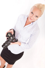 Blonde Frau mit Fotoapparat