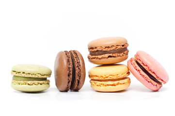 assortiment de macarons sur fond blanc
