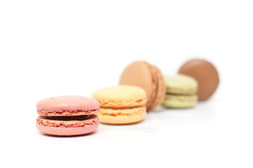 assortiment de macarons sur fond blanc