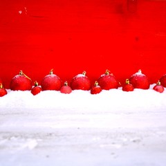 rote Weihnachtskugeln im Schnee