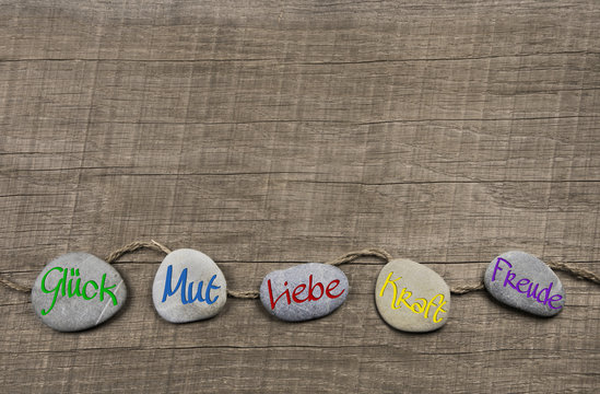 Hintergrund Holz mit Steine: Glück, Mut, Liebe, Freude, Kraft