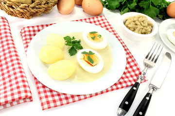 Senfeier mit Kartoffeln und glatter Petersilie
