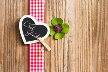 Glücksbringer auf Holz, Viel Glück