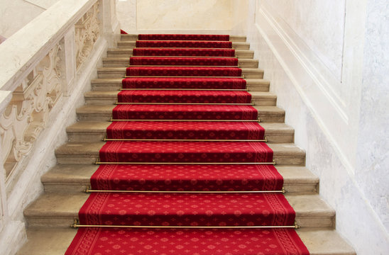 Luxuri&ouml;se Treppe mit Teppich in rot f&uuml;r Hintergr&uuml;nde und Konzept