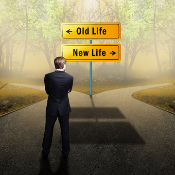 Mann steht zwischen der Wahl des alten und neuen Lebens